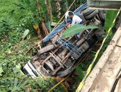Lakalantas Kembali Terjadi di Jembatan Darurat Air Aman, Truk Bermuatan Pasir Terperosok Hingga Terguling ke Dasar Jembatan