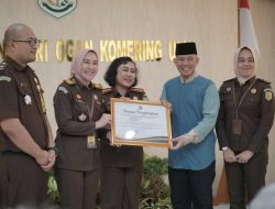 Selamatkan Aset Daerah, PJ Bupati OKU Berikan Piagam Penghargaan Kepada Pihak Kejaksaan Negeri OKU