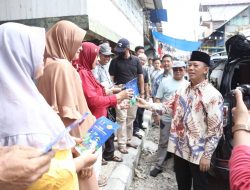 Penjabat Bupati OKU Tinjau Lokasi Kebakaran Sekaligus Serahkan Bantuan Kepada Korban