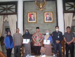 PJ Bupati OKU Serahkan Dana Santunan Kepada Ahli Waris Tenaga Honorer Satuan Polisi Pamong Praja