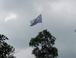 Bendera YPN For OKU 1 Berhasil di Kibarkan di Puncak Tertinggi Bukit Katung